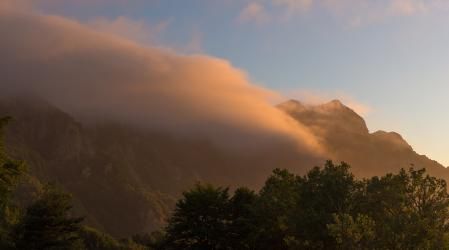 Detalle de la densa niebla sobre la montaña en Girona.