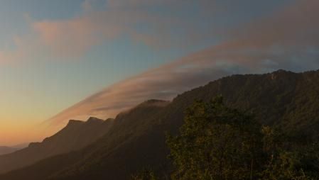 Ola de niebla sobre la montaña en Girona.