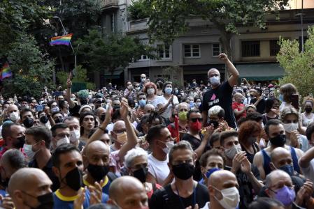 Cientos de personas durante una manifestación para condenar el asesinato de un joven de 24 años el pasado sábado en A Coruña debido a una paliza, a 5 de julio de 2021, en Barcelona, Cataluña, (España). Bajo el lema, #JusticiaParaSamuel, los asistentes quieren mostrar su repulsa al asesinato del joven Samuel por una paliza propinada por un grupo de personas la noche del sábado 3 de julio en una zona de ocio nocturno de A Coruña. Según las primeras pesquisas, el motivo del ataque podría haber sido una confusión de uno de los atacantes con el móvil del joven, quien hablaba con una amiga por videollamada, al pensar que la víctima les estaba grabando. En este mismo sentido, se identifica esta muerte con un crimen de LGTBIfobia, en la línea de lo que defienden las amigas de la víctima, que aseguran que el principal promotor del linchamiento le dijo a Samuel: 