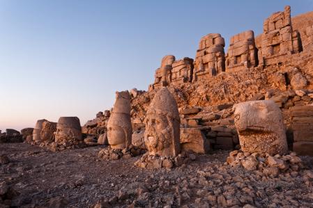 Las cabezas de los dioses derribados en la cima de Nemrut Dagi, Turquía.