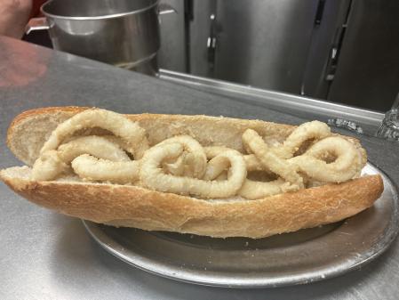 Durante una visita a Madrid, Bill Clinton probó el bocadillo del bar El Brillante