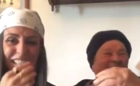 Abuela y nieta no han podido contener sus carcajadas en todo el vídeo contagiando su risa a todo Twitter