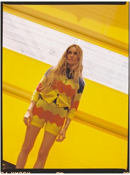 Blanca Miró con un cárdigan y unos shorts confeccionados en algodón trabajados en punto Jacquard