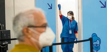 Una enfermera llama a un ciudadano para que entre en un box a vacunarse con AstraZeneca en la Fira de Montjuïc (Barcelona) LV / Mané Espinosa