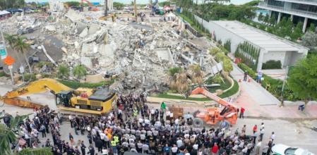 Grúas en el edificio que se ha derrumbado