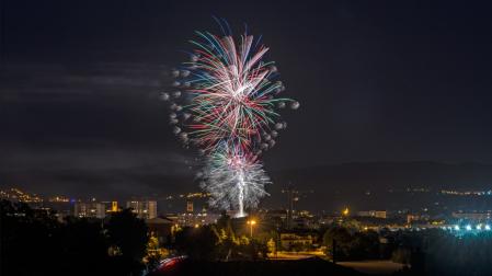 Fuegos artificiales en el fin de fiesta mayor en Vic.