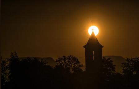La salida del sol en el Cabrerès vista desde Sant Miquel de la Guàrdia.