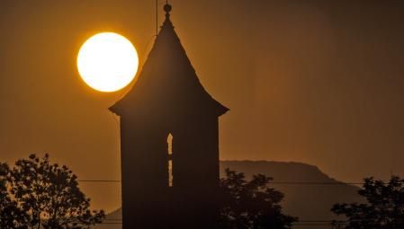 La salida del sol en el Cabrerès vista desde Sant Miquel de la Guàrdia.