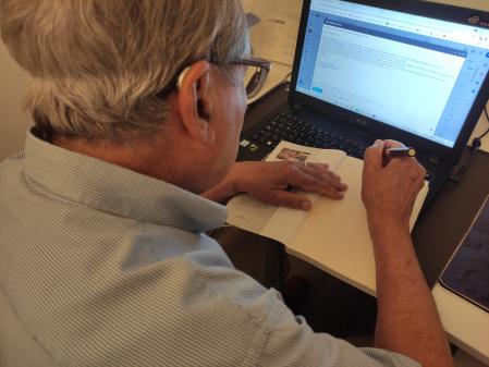 Ramón Andreu Anglada dedicando su libro.