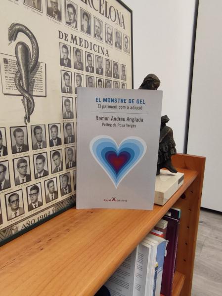 Uno de los ejemplares del libro traducido ante la orla del doctor.