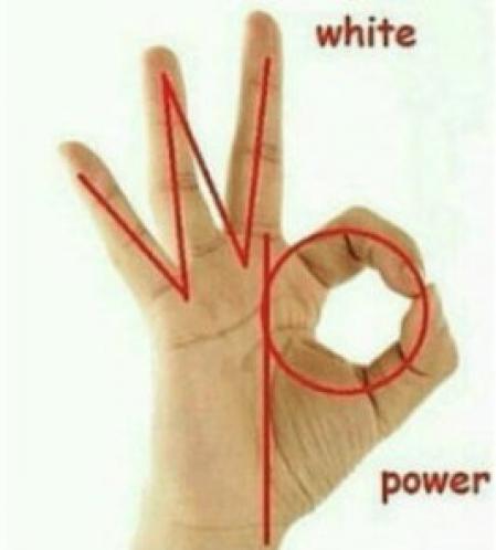 El gesto podría indicar 'White Power' con la mano.