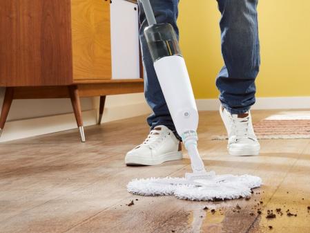 Es ideal tanto para baldosas, laminado y parqué, gracias a sus tres cabezales giratorios para una limpieza rápida y eficaz