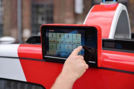 El vehículo ofrece un surtido limitado de productos debido a su limitado espacio. Así, sus principales referencias son alimentos de conveniencia, como bocadillos, snacks y bebidas