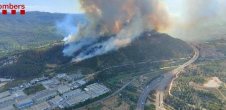 LV_El viento complica un incendio en Castellví de Rosanes que ya quema 20 hectáreas