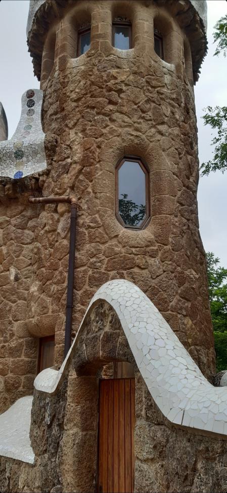 Pequeñas ventanas con formas geométricas.