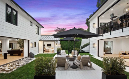 Vista del jardín entre los dos módulos principales.