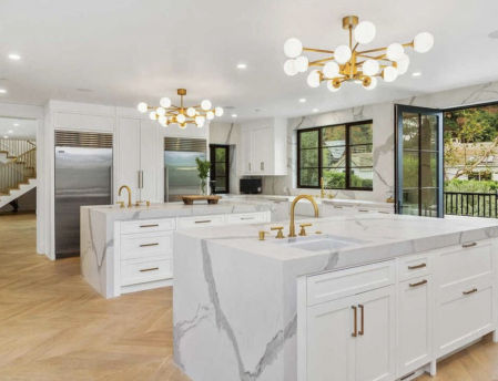 La cocina, con doble isla de chef.