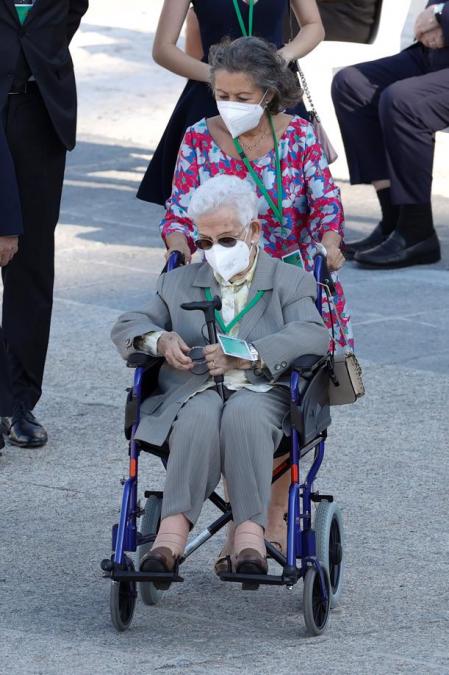 La primera anciana vacunada de España Araceli Hidalgo, durante el acto de homenaje de estado a las víctimas de la pandemia de la covid-19 y de reconocimiento al personal sanitario, este jueves en la Plaza la Armería del Palacio Real en Madrid