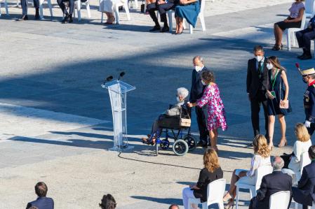 La primera persona en vacunarse contra el Covid-19 en España, Araceli, se dirige al atril para hablar