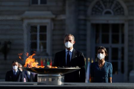 MADRID, 15/07/2021.- Los reyes Felipe y Letizia presiden el acto de homenaje de estado a las víctimas de la pandemia de la covid-19 y de reconocimiento al personal sanitario, este jueves en la Plaza la Armería del Palacio Real en Madrid. EFE/Emilio Naranjo