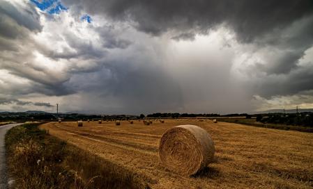 Paisaje de verano con cortinas de lluvia en las afueras de Vic.