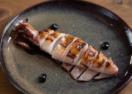 El calamar de potera con allioli de su tinta