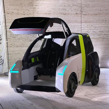 De estética futurista, el coche de The e-Miles es de fácil acceso