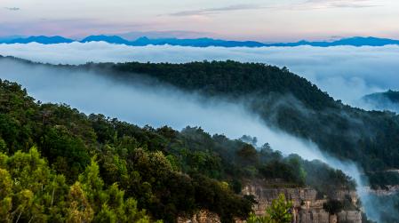 Las nubes se deslizan como un río.