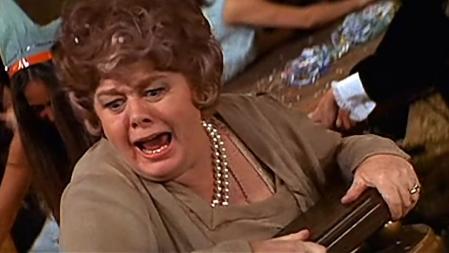 Shelley Winters en un fotograma de 'La aventura del Poseidón', de Ronald Neame