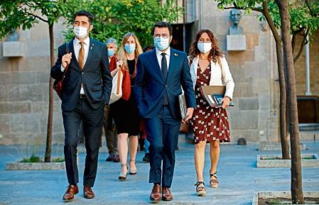 GRAFCAT6155. BARCELONA (ESPAÑA), 13/07/2021.-El presidente de la Generaliat, Pere Aragonès (c), el vicepresidente del Govern y conseller de Políticas Digitgales, Jordi Puigneró (i) y la consellera de la Presidencia, Laura Vilagrà (d) se dirigen a la reunión semanal del Govern que celebra este martes su reunión expectante ante lo que pueden significar los cambios en el Ejecutivo de Pedro Sánchez de cara a la mesa de diálogo sobre Cataluña, que prevé que se reactive en septiembre.EFE/ToniAlbir