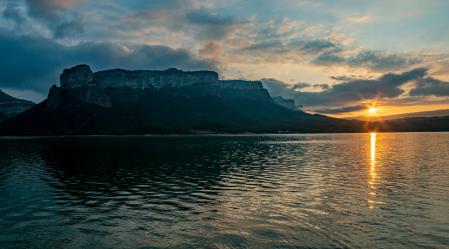 El sol se refleja en el embalse de Sau.