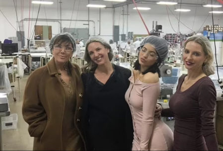 Kylie y Kris Jenner en los laboratorios donde se fabricaba su maquillaje