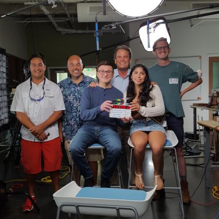 Los estudiantes, posando con el equipo de noticias de la NBC.