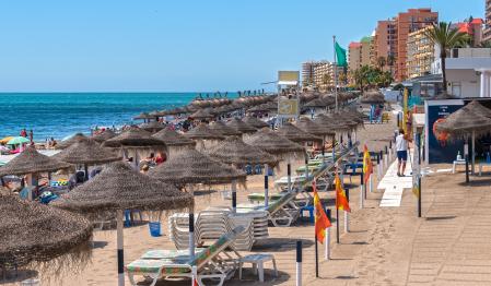 Paisaje de la playa de Fuengirola prácticamente sin bañistas.