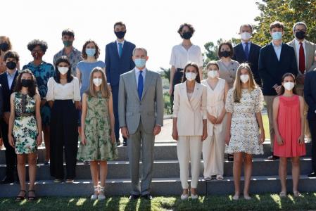 Los Reyes, con la princesa Leonor y la infanta Sofía, el pasado martes, en la Zarzuela, durante l audiencia a los jóvenes becados para estudiar en Colegios del Mundo Unidos