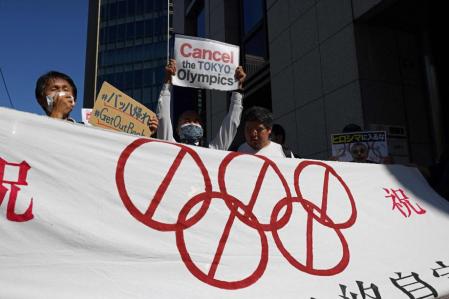 Un grupo de manifestantes protesta en contra de los Juegos de Tokio frente al hotel del presidente del COI, Thomas Bach.