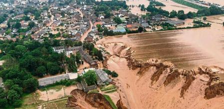 La enorme fosa de Erfstadt, que se tragó una carretera, campos, un bosque... A la izquierda, las fachadas blancas del castillo de Blessem