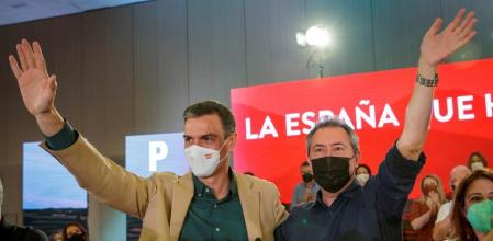 El presidente del Gobierno y secretario general del PSOE, Pedro Sánchez, junto al candidato socialista a la Junta, precandidato a la Secretaría General del PSOE-A, Juan Espadas,  hoy en Sevilla