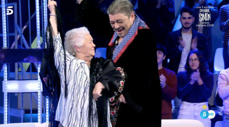 El exsuperviviente ha roto a llorar al saber que era su madre la que estaba detrás de la sorpresa