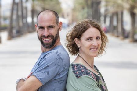 Ander Mirambell e Irina Rodríguez, en el paseo marítimo de Badalona