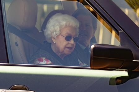 La reina Isabel II conduce su propio coche en Norfolk, donde se traslad en helicptero desde Windsor.