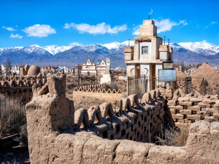 La ciudad de los muertos de Issyk-Kul. Algunos de estos cementerios se encuentran en mejor estado que las viviendas de los habitantes de las ciudades