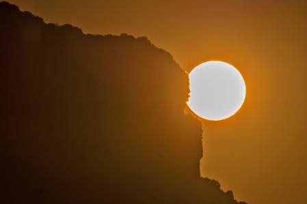 El sol se asoma entre la montaña visto desde el Castillo de Tavertet.