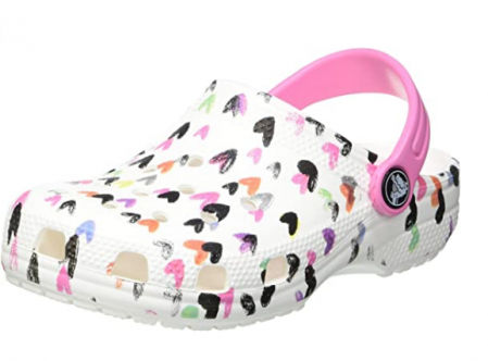 Crocs para niños con corazones.