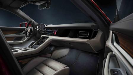 Esta versión del Taycan ofrece 30 mm adicionales para la cabeza en la parte trasera. El techo de cristal panorámico aporta mayor sensación de amplitud&nbsp;