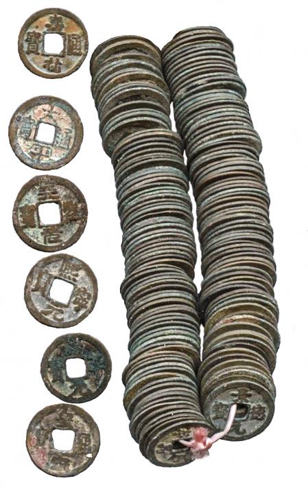 Esta ristra de piezas de monedas de cobre chinas, de escaso valor, y el hecho de no tener plata y oro, animó a los emperadores mongoles a crear el papel moneda