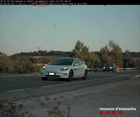 Un coche circulando a 187 km/h por la C-14 en Verdú y que fue denunciado por los Mossos por exceso de velocidad .