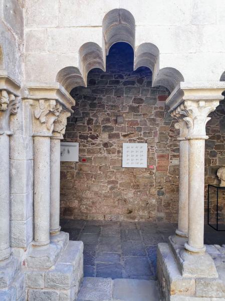 Arco y columnas situadas en el patio interior.