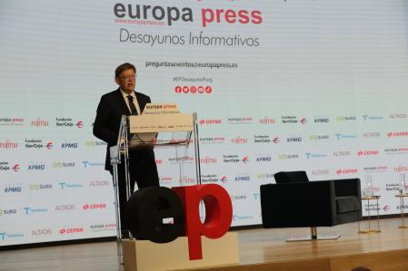 Varios ministros y numerosos representantes de la economía y el periodismo madrileño han seguido la intervención de Puig