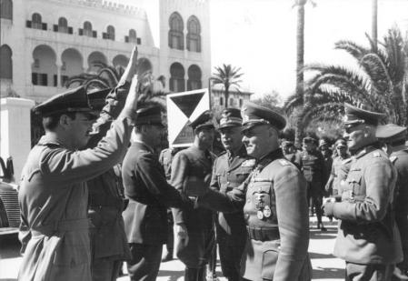 Italo Gariboldi (tercero por la dcha.) junto a Rommel (segundo) en Libia en 1941
